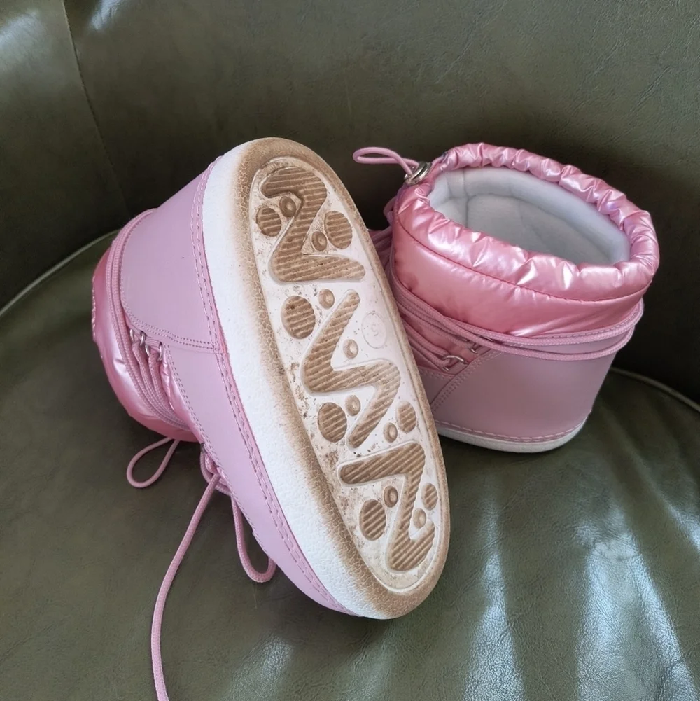 Public desire metallic pink moon boots zuri women's 5 slip on lace up puffer coa